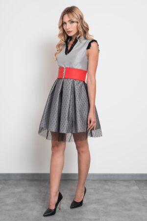 Minidress grigio con tulle pois e cinturone rosso