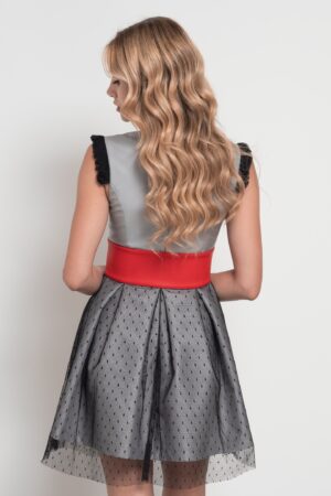 Minidress grigio con tulle pois e cinturone rosso