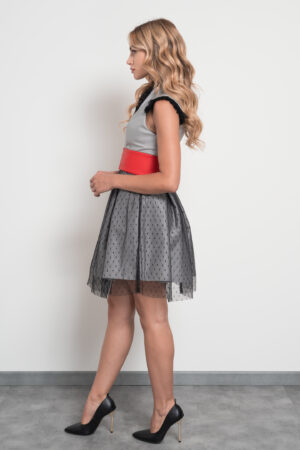 Minidress grigio con tulle pois e cinturone rosso